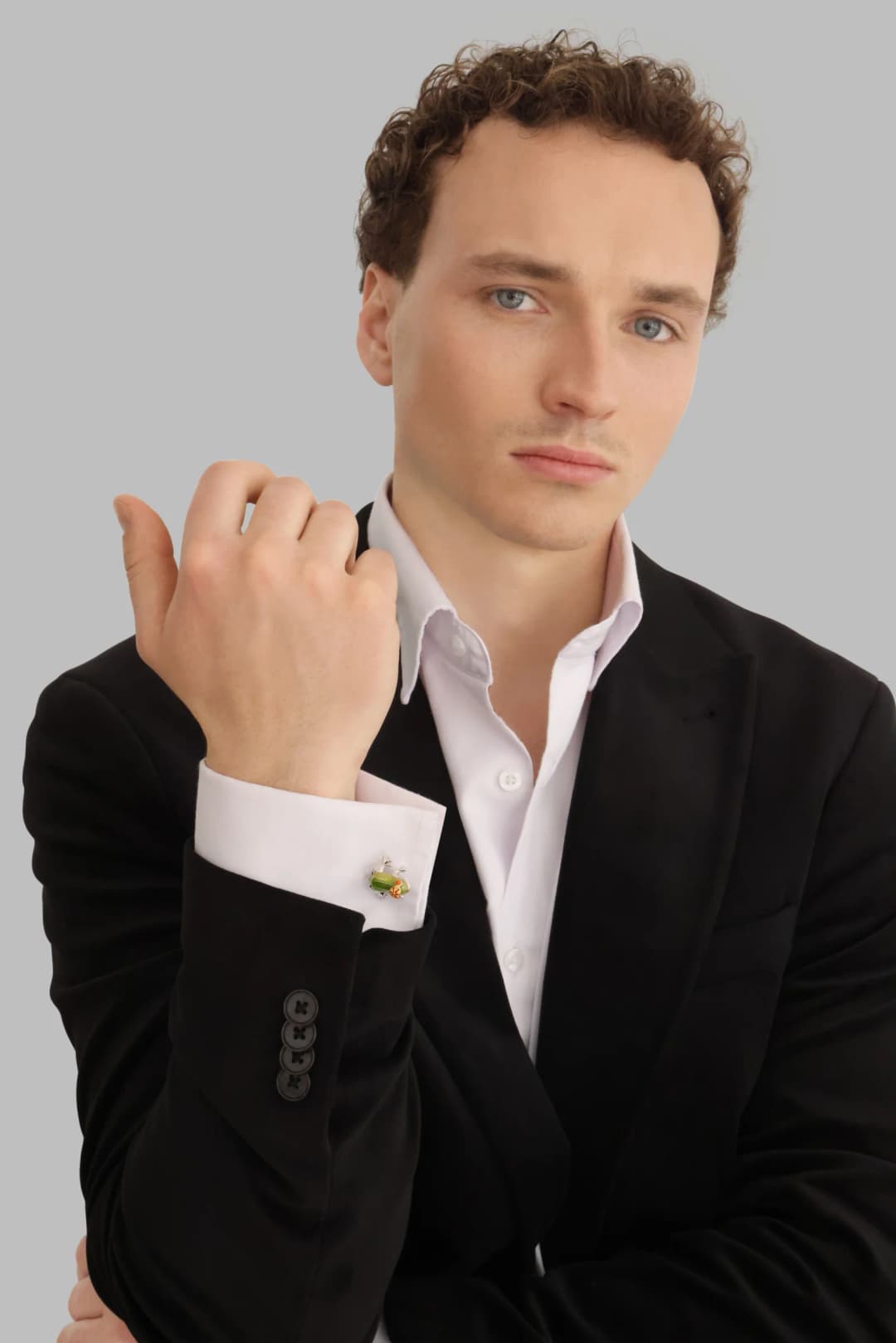 Haus Schwarzer — Manschettenknopf am Anzug